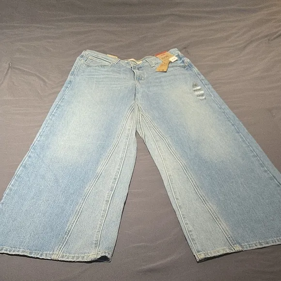 Levis Wide-Leg Jeans