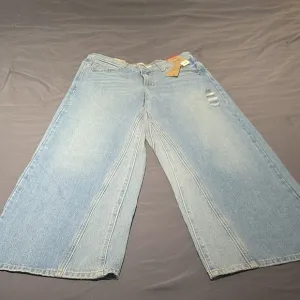 Levis Wide-Leg Jeans