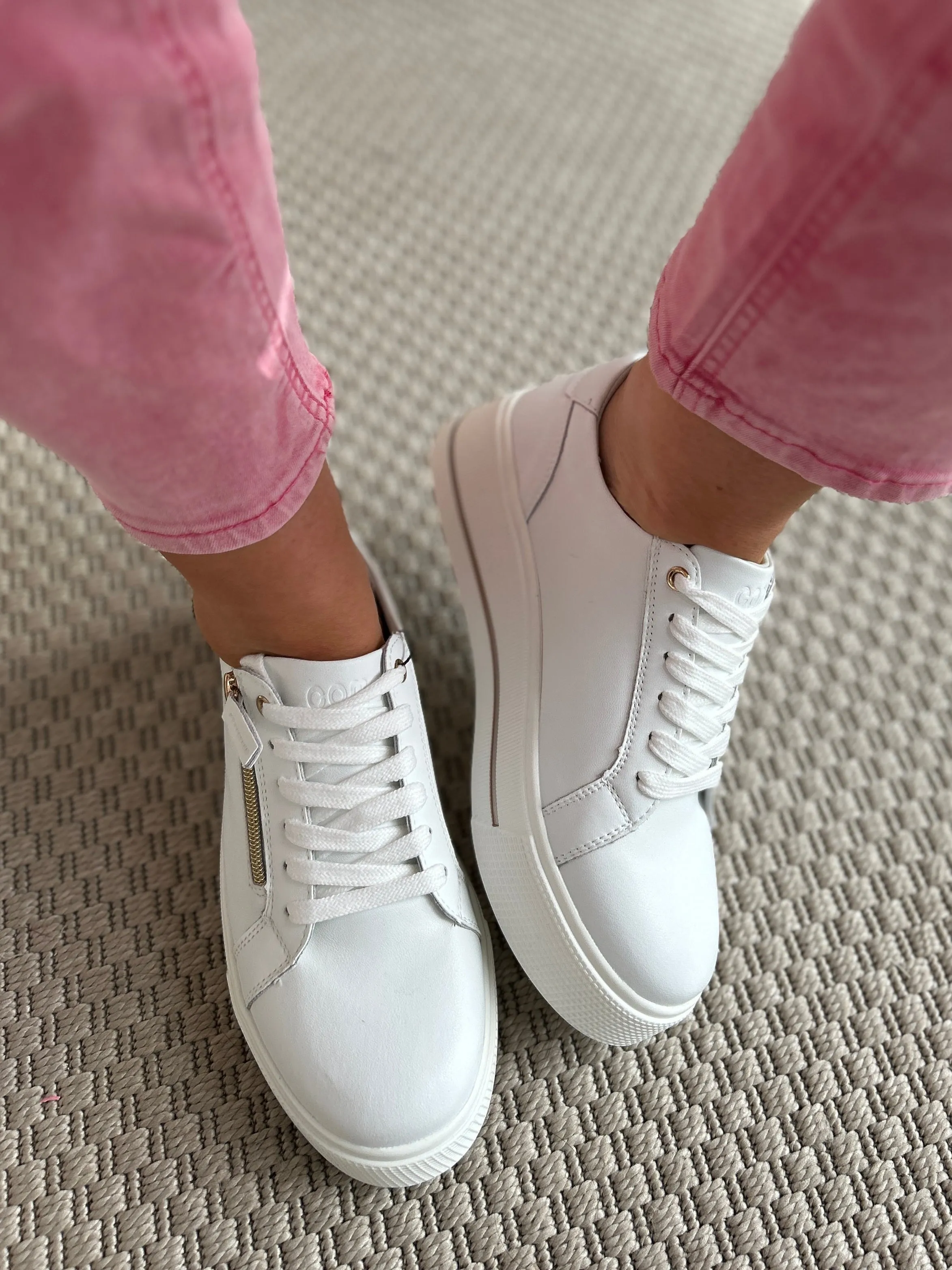 Ravenna White Trainer