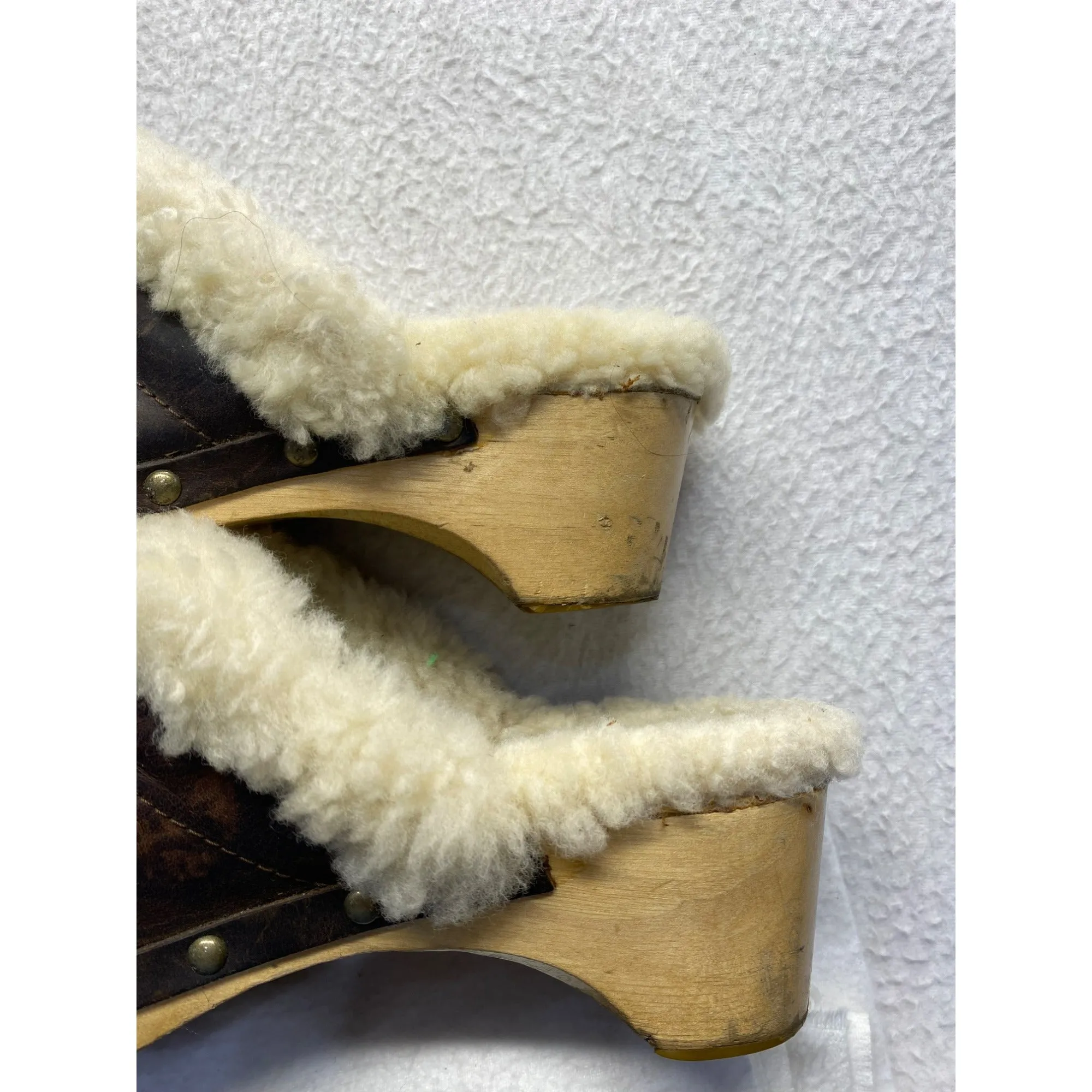UGG Australia Womens Sheepskin-Lined Leather Clogs #5845