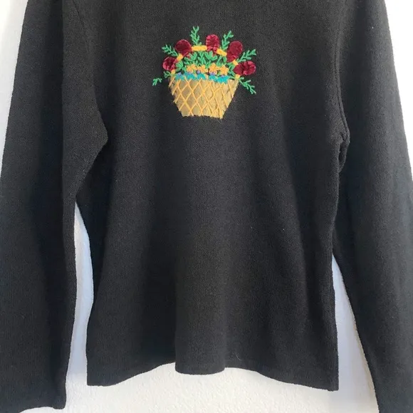 Vintage 90s Black Sweater w Floral Basket Design