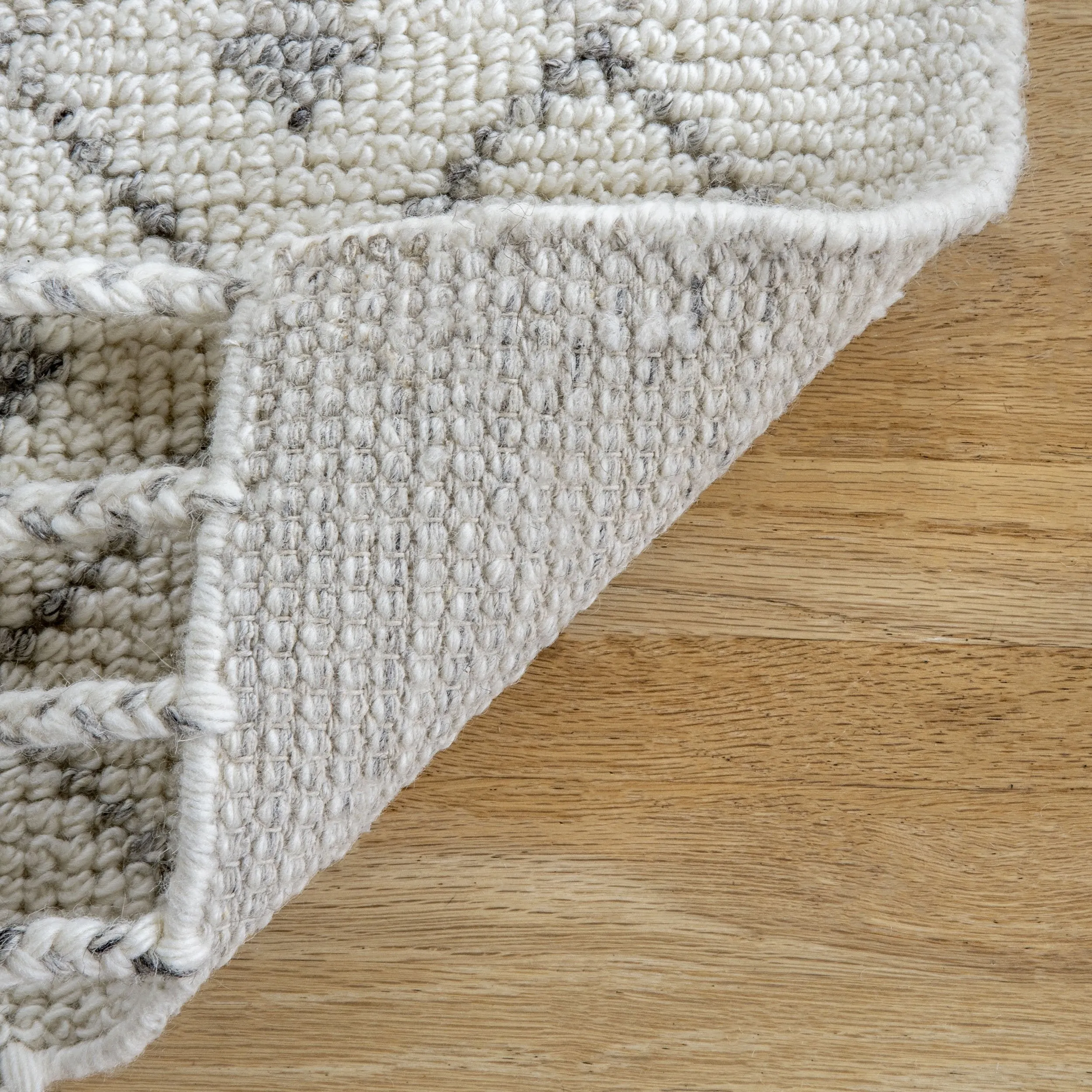 WOOLEN TRELLIS RUG